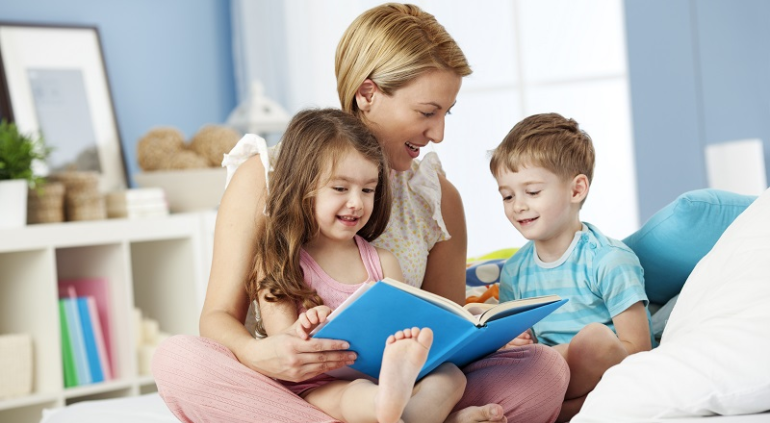 femme lisant avec deux enfants